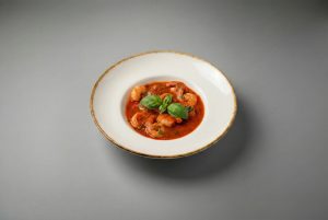 Shrimp in red wine and basil sauce