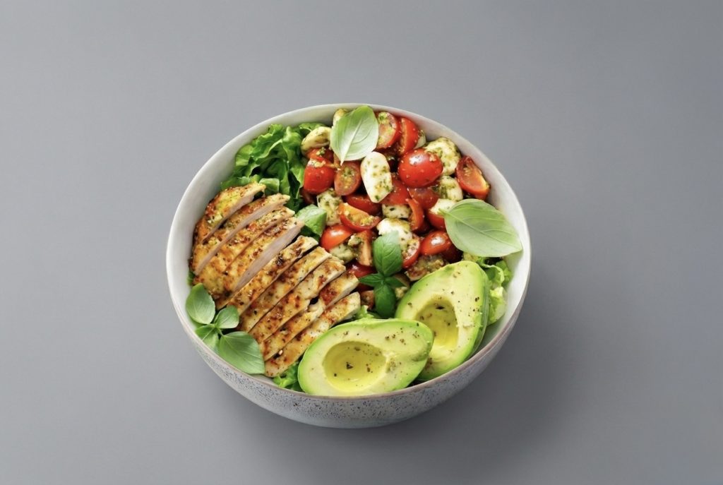 Insalata con petto di pollo e avocado